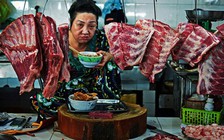 Bức ảnh 'Bữa sáng của người bán thịt' đoạt giải quốc tế tại Anh