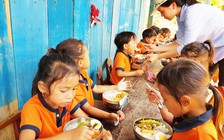 Để bữa ăn của học sinh có thịt