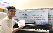 Trao tiền cho cậu bé 'Ước mơ dùng giọng hát kiếm tiền thay thận cho mẹ'