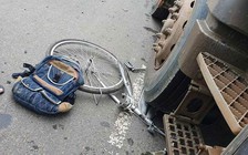 Kon Tum: Băng qua đường, cháu bé bị xe tải húc văng