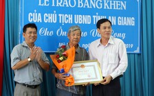 Tặng bằng khen cho 'ông lão U.80 miệt mài vá đường'