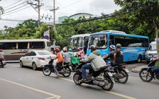 Xe khách đậu tràn lan trên đường: Tiềm ẩn nguy cơ tai nạn giao thông