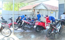 Rửa xe gây quỹ giúp tân sinh viên nghèo nhập học