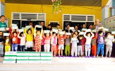 Chăm lo cho trẻ em vùng khó