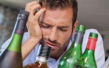 Sử dụng rượu bia làm tăng nguy cơ mắc Covid-19