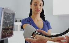 Huyết áp của phụ nữ tăng sớm và nhanh hơn nam giới