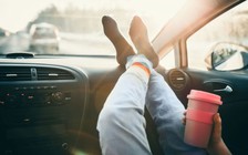 Chớ dại mà gác chân lên bảng điều khiển phía trước xe hơi, nguy hiểm chết người!