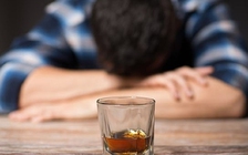 WHO khẳng định uống rượu không ngừa COVID-19