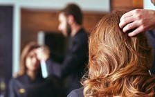 Phòng dịch COVID-19: Tại sao không nên làm tóc ở tiệm trong mùa dịch?