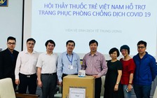 Hỗ trợ cán bộ y tế trang phục phòng hộ chống dịch Covid-19