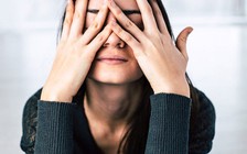 Đại dịch COVID-19: Cô gái xinh đẹp ở Anh tự tử do lo sợ dịch bệnh