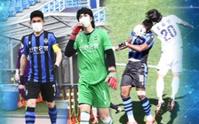 Cầu thủ đeo khẩu trang, khán giả ngồi xem trên ô tô ?