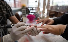 Nail Việt phản ứng vì thống đốc California 'đổ lỗi' về dịch Covid-19