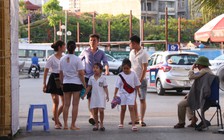 Nắng nóng cao nhất 64 năm qua: Người Hà Nội đổ xô công viên nước giải nhiệt