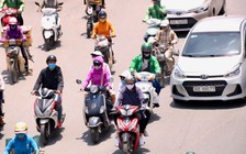 Hà Nội ngày nắng nóng nhất trên 40 độ C: Người trùm kín, vất vả vì oi