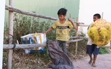 Những đôi chân trần mưu sinh trên phố