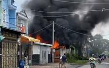 TP.HCM: Cháy nhà tại vùng ven, người dân ôm đồ tháo chạy