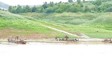 Ngang nhiên khai thác cát trái phép