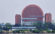 Triều Tiên xây tòa nhà 'độc' chặn tầm nhìn hướng Trung Quốc