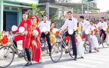 Cặp đôi rước dâu bằng xe đạp gây sốt cộng đồng mạng
