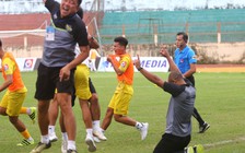 Hy hữu bóng đá Việt Nam: Vừa lên hạng đã xin ở lại!