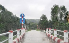 Cầu qua sông rồi... chui xuống hố!