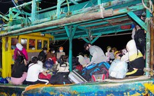 Tàu cá chở 34 người từ Malaysia nhập cảnh trái phép Việt Nam