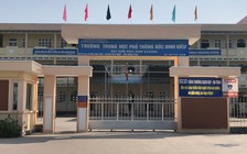 Côn đồ xông vào trường bắt học sinh, đánh đập dã man