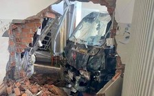 Lâm Đồng: Xe tải mất lái tông sập tường nhà dân trên Quốc lộ 20