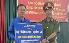 Tặng báo Thanh Niên cho Bộ Tư lệnh cảnh sát cơ động