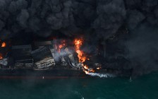 Tàu hàng Singapore cháy suốt 11 ngày trên biển