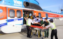 Trực thăng chở bệnh nhân bị nhồi máu cơ tim về đất liền cấp cứu