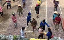 Người trẻ hỗ trợ thực phẩm cho bà con vùng dịch