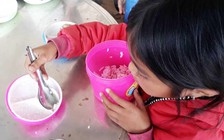 Giáo viên lau nước mắt trước bữa cơm học trò