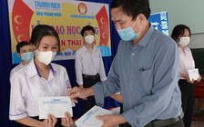 Trao học bổng cho học sinh nghèo vượt khó