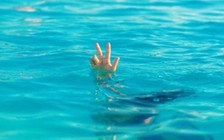 Thấy người bị đuối nước mà bạn không biết bơi, cứu bằng cách nào?