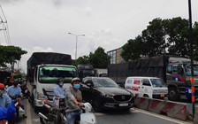 TP.HCM: Xe container tông nát dải phân cách, quốc lộ 1 ùn tắc nhiều km