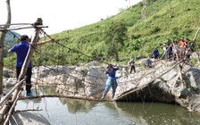 Theo dấu chân tình nguyện: Băng rừng, vượt suối để thắp sáng bản làng