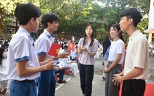 Học sinh hào hứng với giáo viên thực tập xinh đẹp xứ Hàn