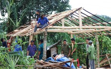 Giúp nhau dựng lại nhà sau bão