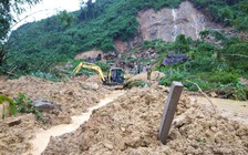 Mưa lớn, sạt lở gây chia cắt ở miền Trung