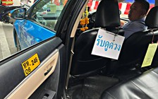 Đi taxi, trả thêm tiền xem bói