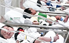 Trẻ sơ sinh trong bệnh viện cũng hưởng ứng World Cup