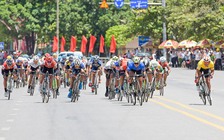 Văn Duẩn bảo vệ áo vàng, Duy Nhân mặc áo đỏ đầu tiên