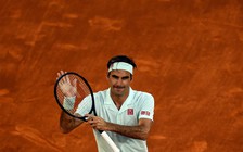'Tàu tốc hành' Federer thắng trận đầu tiên trên sân đất nện sau 3 năm
