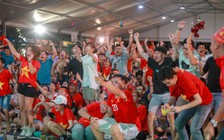 Khán giả Việt Nam “vỡ òa” với bàn thắng của Quang Hải vào lưới Malaysia