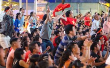 Sau trận U.22 Việt Nam 2-1 U.22 Indonesia: Phố đi bộ Nguyễn Huệ vỡ òa... phút 91