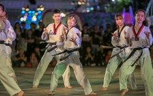 ‘Hot girl taekwondo’ Châu Tuyết Vân dầm mưa biểu diễn ở phố đi bộ