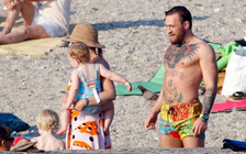 ‘Gã điên’ Conor McGregor khoe body lực lưỡng trên bãi biển
