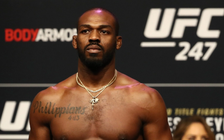 Nhà vô địch UFC Jon Jones cầm súng ngắn đuổi bắt trộm